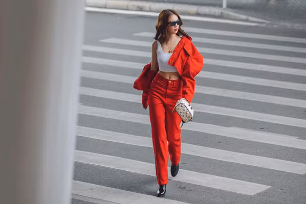 Với streetstyle, người đẹp Trà Vinh chọn áo croptop trắng mix cùng quần đỏ và áo khoác xuyệt tông.