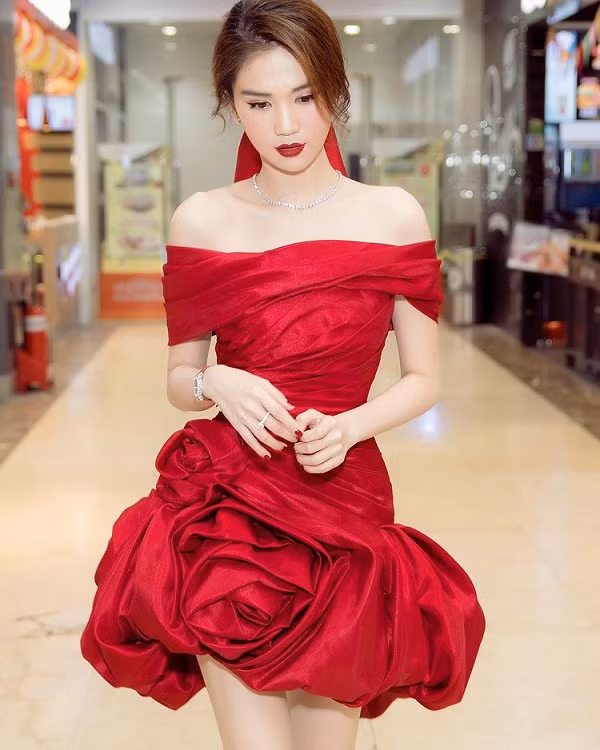 Phần thân váy cách điệu giống như đóa hoa hồng giúp mỹ nhân trở nên rực rỡ, nổi bần bật.