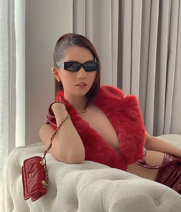 Lên đồ lần này, Ngọc Trinh chọn trang phục màu đỏ, chất liệu da bóng bắt mắt.