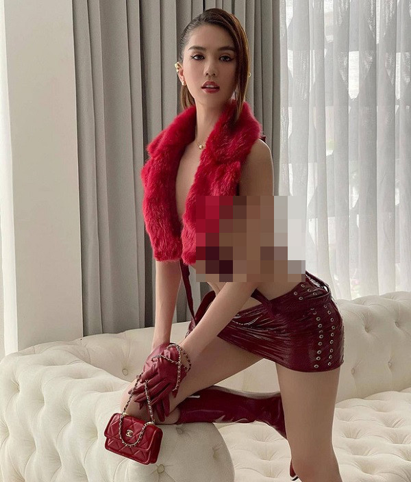 Kết hợp với trang phục, diễn viên Vu quy đại náo chọn phụ kiện bốt cổ cao, găng tay và túi xách đồng màu.