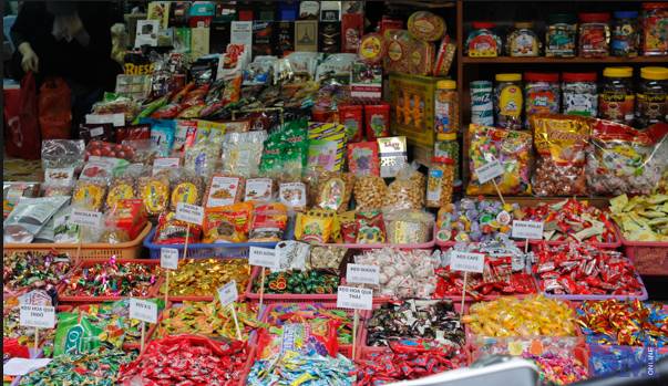 Vậy nhưng, đồ ăn vặt luôn biết cách xuất hiện trên các kệ siêu thị, hàng tạp hóa... kích thích cơn thèm ăn ở trẻ, đặc biệt là dịp Tết.