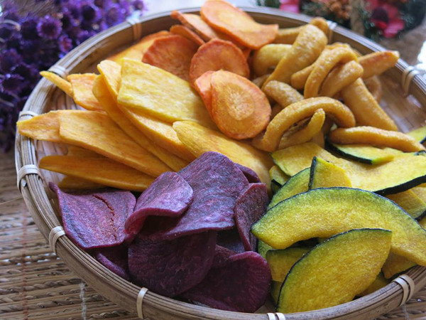 Ăn vặt nhiều không chỉ gây béo phì, nó còn có khả năng chứa chất phụ gia hóa học làm tăng nguy cơ mắc bệnh ở trẻ. Chẳng hạn, thưởng thức lượng lớn nước có ga khiến trẻ dễ đối diện mối nguy sỏi thận.