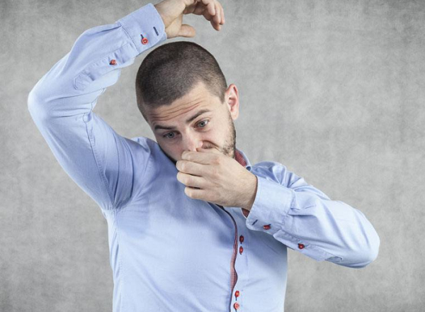 Vệ sinh cá nhân không đảm bảo. Dù chú trọng vệ sinh vùng kín song nếu quan hệ với đối tác không nỗ lực làm sạch thì phụ nữ vẫn có nguy cơ mắc bệnh phụ khoa. Cụ thể, khi sinh hoạt vợ chồng, vius theo bộ phận sinh dục của nam giới sẽ thâm nhập vào âm đạo, gây viêm.