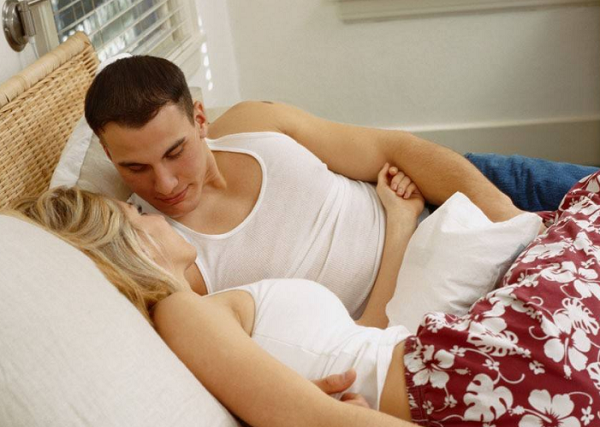 Việc quan hệ tần suất dày đặc không hề có lợi. Lúc này, vùng kín của chị em dễ bị tổn thương. Việc nhiễm vi khuẩn, virus sẽ dẫn đến mắc các bệnh phụ khoa như viêm âm đạo, viêm cổ tử cung.