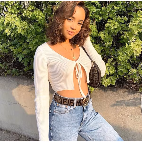 Nhiều stylist Hollywood cũng đưa ra lời khuyên nên nhờ tới sự trợ giúp của loại băng dính 2 mặt chuyên dụng trong thời trang để cố định da thịt với trang phục, tránh các sự cố đáng tiếc. Ảnh: Internet.