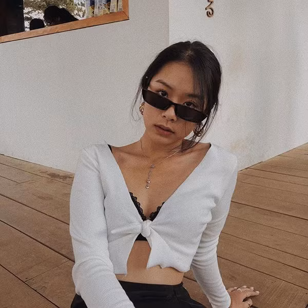  Xu hướng thời trang sideboob gồm những thiết kế để lộ phần dọc cạnh bầu ngực, cho phép khoe khéo vòng 1 căng tràn, hấp dẫn.