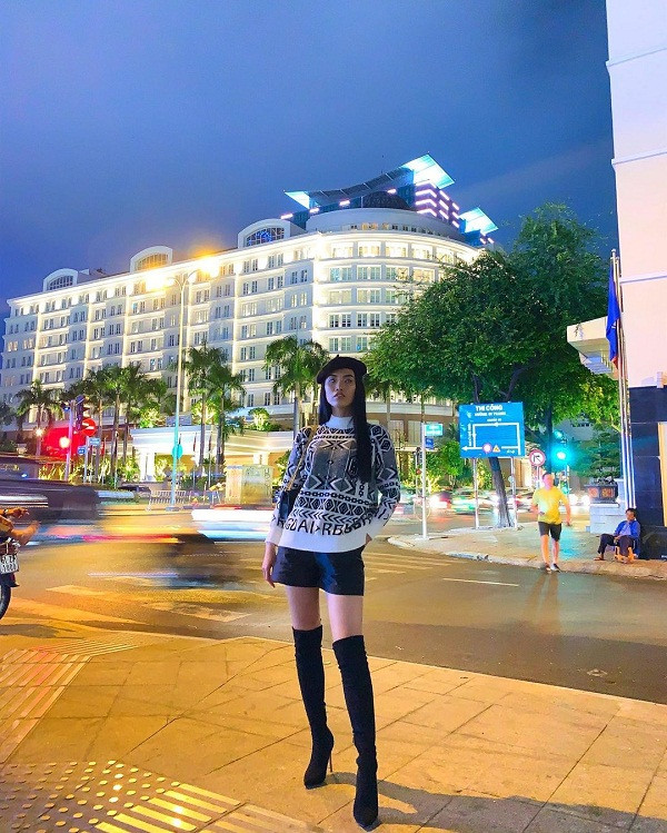 Đặc biệt, những đôi boots cao ngang gối là món đồ luôn gắn liền với Cổ Ngân trong phong cách thời trang đường phố. Ảnh: FBNV.