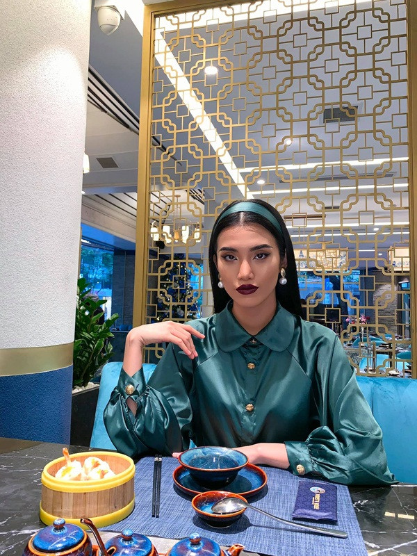 Gây chú ý với chuyện tình “đũa lệch” song Cổ Ngân lại không phải gương mặt xa lạ. Cô từng được biết đến qua show truyền hình "The Bachelor – Anh chàng độc thân" năm 2018. Đồng thời, biểu cảm cùng việc sở hữu nhiều nét tương đồng với siêu mẫu Lan Khuê nên Cổ Ngân còn được biết đến với biệt danh “Tiểu Lan Khuê”.