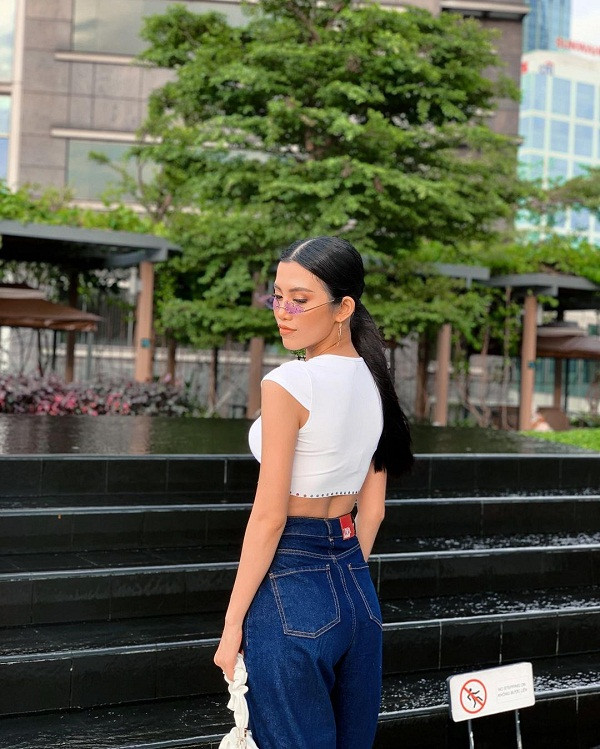 Cổ Ngân ưu ái mốt áo croptop khoe bụng phẳng lì.