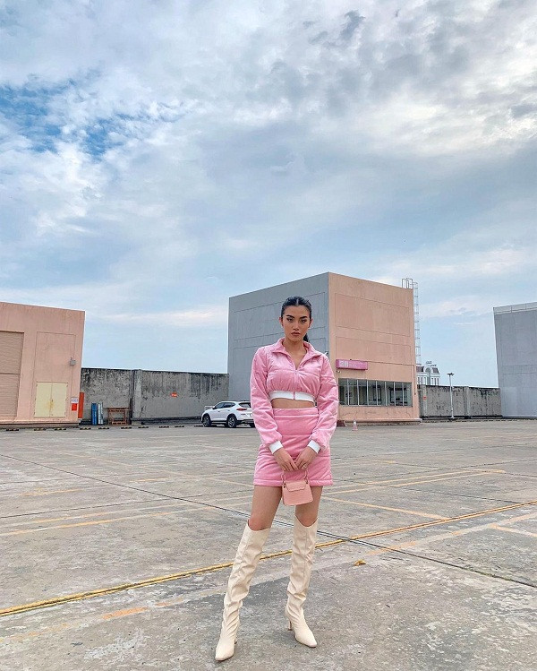 Váy ngắn, quần short mang lại hiệu ứng thị giác tốt, dễ vận động không thiếu trong tủ đồ cô gái trẻ.