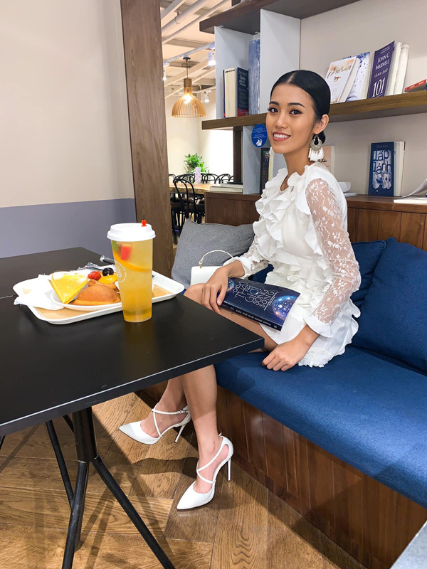 Ngoài được biết đến với vẻ ngoài đặc biệt, Cổ Ngân còn gây ấn tượng với gu ăn mặc cực gắt.