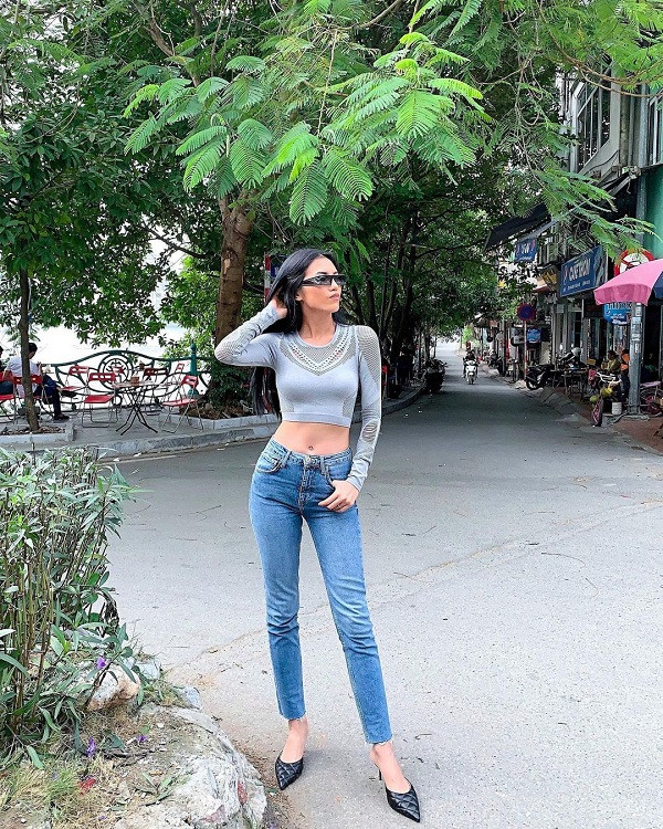 Dù không sở hữu vòng 1 bốc lửa nhưng bù lại cô nàng lại có thân hình mình hạc xương mai, dễ “cân đẹp” hầu hết các trang phục.