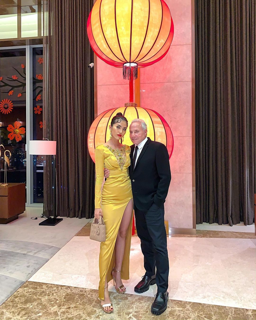 Lợi thế chân dài khiến cô nàng không dễ bị “dìm dáng” khi diện trang phục xẻ tà cao tít.