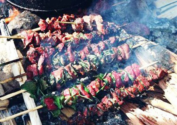 Trâu nướng lá lốt. Nếu như miền Bắc có trâu gác bếp thì người miền Trung lại tự hào với món trâu nướng. Khi chế biến, trâu sẽ được lọc thịt, thái nhỏ rồi đem cuốn với lá lốt nướng.