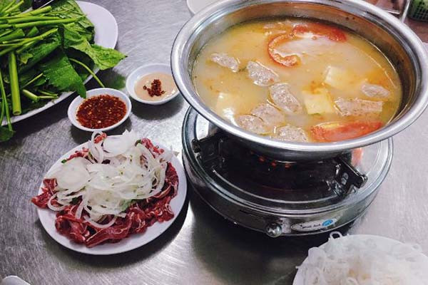 Tiếp đó, đặt lẩu nước trên bếp than, lấy vợt lọc kỹ cơm mẻ, bỏ xác. Nêm gia vị vừa ăn là hoàn thành phần nước lẩu chua dịu đê mê. Khi ăn, cùng với các loại rau, nước chấm cơm mẻ chua ngọt, miếng thịt như hòa tan trong miệng, thấm đều vị ngọt, cay thơm mà mềm ngon hấp dẫn. Ảnh: Internet.