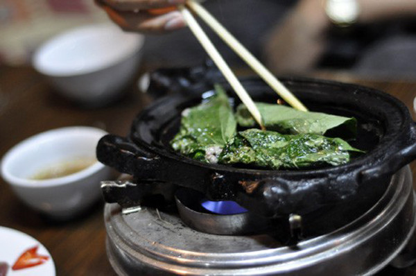 Có nhiều cách để nướng thịt trâu. Người dân nơi đây có thể cuốn thịt trâu vào que tre, trúc hoặc kẹp thịt vào vỉ để nướng trên than hồng.