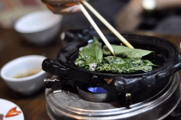 Có nhiều cách để nướng thịt trâu. Người dân nơi đây có thể cuốn thịt trâu vào que tre, trúc hoặc kẹp thịt vào vỉ để nướng trên than hồng.