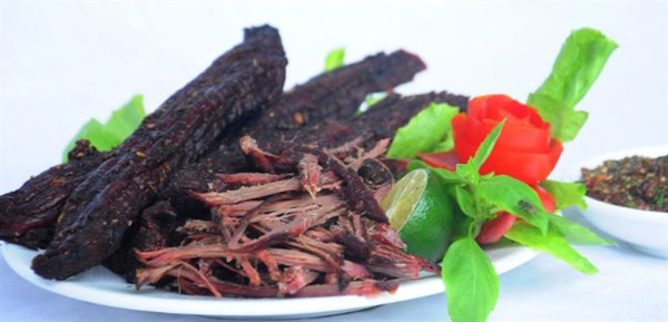 Đặc sản thịt trâu gác bếp Tây Bắc có vị khác biệt so với thịt trâu sản xuất đại trà. Miếng thịt đặc biệt ngọt thơm, mang đậm phong vị núi rừng với hình thức bên ngoài khô đanh, màu nâu thẫm nhưng bên trong vẫn hồng hào, tươi đỏ.