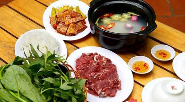 Khi chế biến, người nấu sẽ dùng thịt trâu tươi xắt ngang thớ, ướp sả, tỏi, ớt bằm nhuyễn, thêm muối, đường, bột ngọt. Đặc biệt, nguyên liệu cơm mẻ là thứ không thể thiếu.