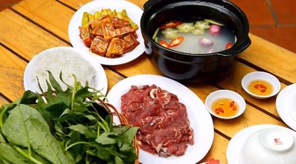 Khi chế biến, người nấu sẽ dùng thịt trâu tươi xắt ngang thớ, ướp sả, tỏi, ớt bằm nhuyễn, thêm muối, đường, bột ngọt. Đặc biệt, nguyên liệu cơm mẻ là thứ không thể thiếu.