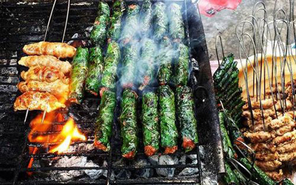 Sự hòa quyện của thịt trâu, lá lốt, khói than cùng các gia vị tẩm ướp sẵn khiến miếng chả tỏa mùi thơm lừng, ngon miệng không kém bất cứ thứ sơn hào hải vị nào.