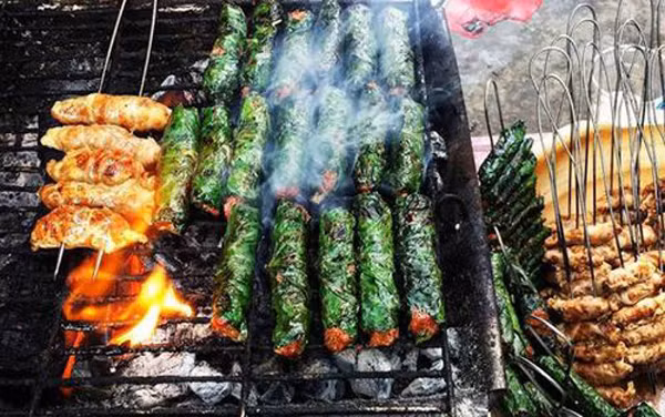 Sự hòa quyện của thịt trâu, lá lốt, khói than cùng các gia vị tẩm ướp sẵn khiến miếng chả tỏa mùi thơm lừng, ngon miệng không kém bất cứ thứ sơn hào hải vị nào.