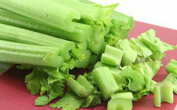 Thịt thỏ. Bản chất thịt thỏ có tính lạnh trong khi cần tây cũng là thực phẩm tính hàn, thanh nhiệt, lợi tiểu. Kết hợp hai thực phẩm cùng có tính hàn thực không tốt cho sức khỏe, thậm chí gây hiện tượng rụng tóc.