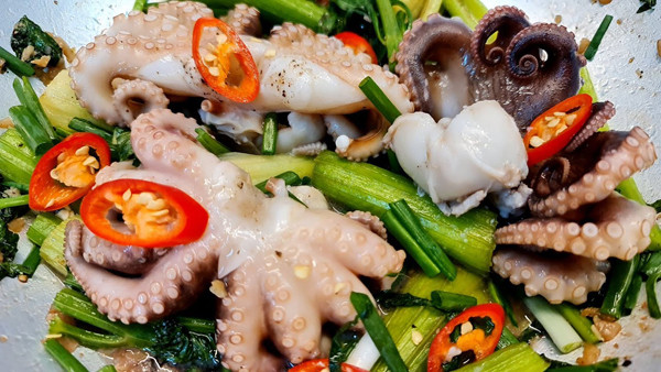 Hải sản. Bản thân cần tây có tính lạnh, có thể tăng cường độ trơn của ruột. Nếu ăn thêm đồ lạnh chắc chắn sẽ làm tăng độ trơn của ruột và ảnh hưởng xấu đến sức khỏe của chúng ta.