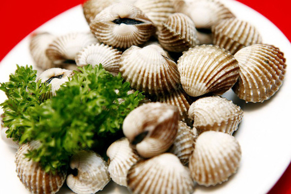 Các loại nghêu, sò cũng chứa chất làm phân giải vitamin B1 có trong cần tây. Trong khi đó, thịt hàu lại cản trở cơ thể trong việc hấp thu kẽm có trong loại rau này. Do vậy, chúng cũng là một trong những thực phẩm "đại kỵ" với cần tây. Ảnh: Internet.