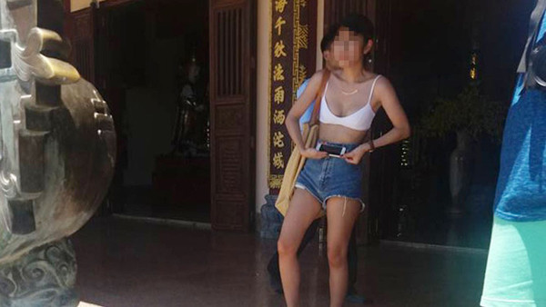 Một cô gái khiến người nhìn cảm thấy “nhức mắt” khi mặc áo hai dây đi lễ.