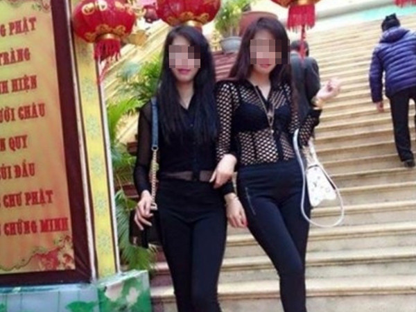 Đây không phải lần đầu mạng xã hội được dịp xôn xao bởi những trang phục ngắn cũn, hở hang nơi thờ tự.