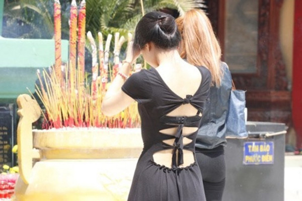 Thời trang để thể hiện cá tính. Tuy nhiên, mặc hở hang đi lễ thì thật là quá lố.