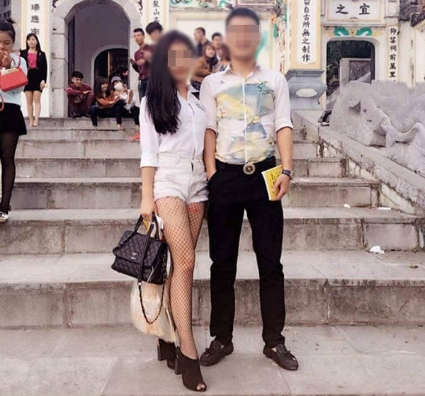 Không ít bộ đồ kiệm vải từng được bắt gặp ở chốn tôn nghiêm như thế này.