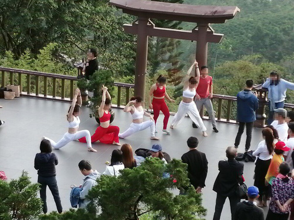 Mới đây, trên mạng xã hội lan truyền những bức ảnh về nhóm người ăn mặc phản cảm, không đúng quy định khi đến chùa Linh Quy Pháp Ấn (Bảo Lộc, Lâm Đồng).