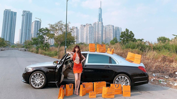 Được biết, thiết kế Ngọc Trinh mặc thuộc thương hiệu I.AM.GIA - một brand streetwear khá được ưa chuộng gần đây. Thiết kế Cosma Dress có nhiều màu sắc, trong đó màu cô nàng chọn là tông cam, đổ màu ombre. Chiếc váy được bán với giá khoảng 2 triệu đồng.