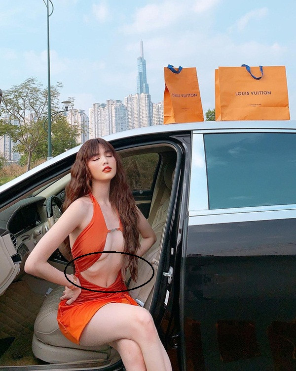 Ở một vài set hình, Ngọc Trinh còn để lộ thân hình gầy gò, trơ ra cả xương sườn.