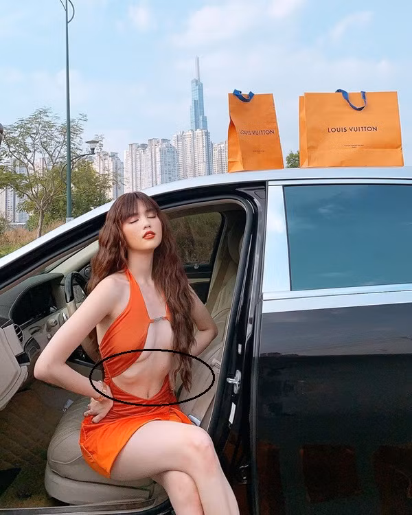 Ở một vài set hình, Ngọc Trinh còn để lộ thân hình gầy gò, trơ ra cả xương sườn.