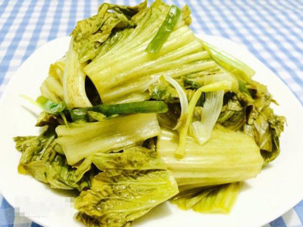 Ăn sáng với dưa chua. Ngoài việc ăn sáng với đồ thừa, nhiều người vì tiện mà chọn ăn cơm với dưa chua muối sẵn. Thế nhưng, các sản phẩm ngâm chua từng được xếp vào nhóm chất gây ung thư nguy hiểm.