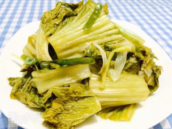 Ăn sáng với dưa chua. Ngoài việc ăn sáng với đồ thừa, nhiều người vì tiện mà chọn ăn cơm với dưa chua muối sẵn. Thế nhưng, các sản phẩm ngâm chua từng được xếp vào nhóm chất gây ung thư nguy hiểm.