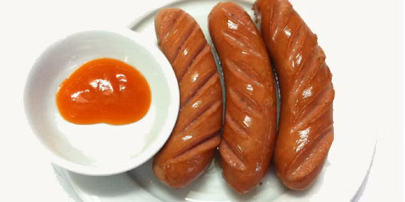 Bên cạnh đó, thịt chế biến cũng chứa lượng mỡ, muối cao hơn hẳn so với thịt thông thường. Bằng cách này, bạn vô tình khiến cơ thể tích tụ nhiều mỡ mà không hề hay biết. Một khi cơ thể phát phì, đây cũng là “nguồn gốc của mọi bệnh tật”. Ảnh: Internet.