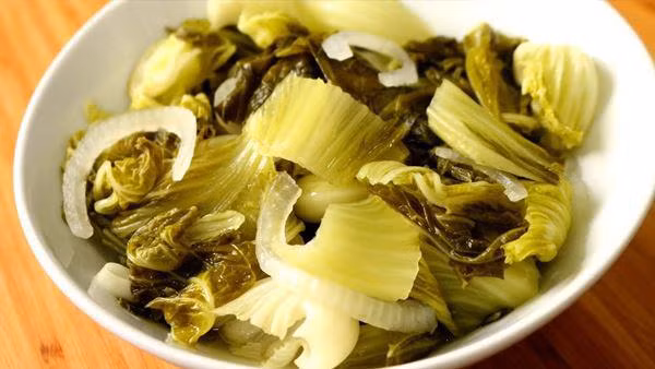 Đồ muối chua thường có nhiều nitrit. Khi ăn vào cơ thể, chúng sẽ được tiêu hóa cùng protein có khả năng tạo thành chất gây ung thư nitrosamine.