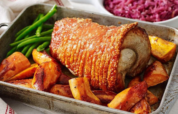 Bữa sáng đầy dầu mỡ. Nhiều người thích đổi món với bánh rán, bánh xèo hành lá thơm phức vào buổi sáng. Tuy nhiên, thực phẩm đầy dầu mỡ như vậy không có lợi cho sức khỏe.