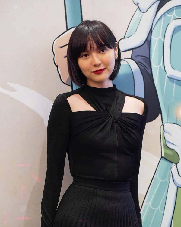 Có thể nói, nhờ dễ mặc lại liên quan đến “nàng thơ của Sơn Tùng M-TP” mà chiếc áo bỗng trở nên hot hit, được phái đẹp lùng mua. Ảnh: Internet.