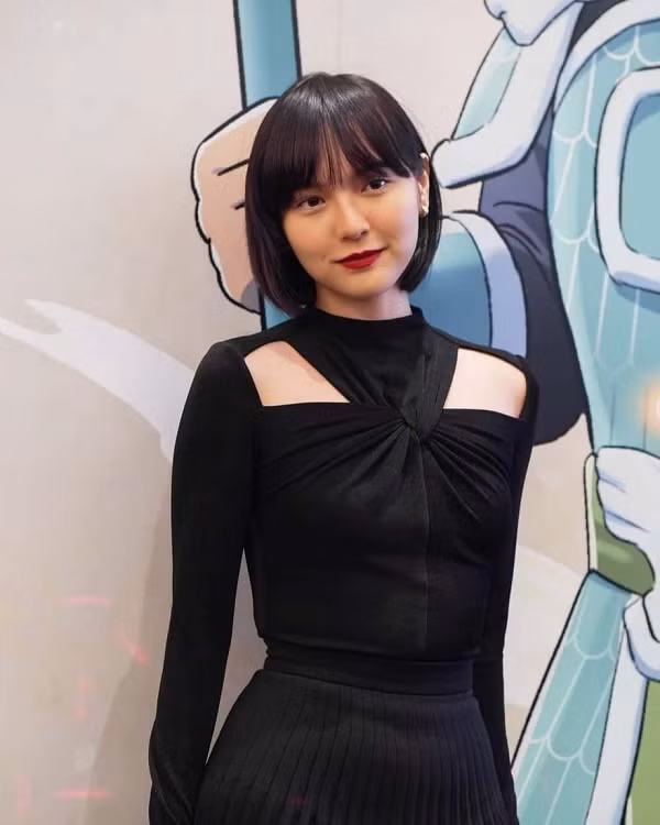 Có thể nói, nhờ dễ mặc lại liên quan đến “nàng thơ của Sơn Tùng M-TP” mà chiếc áo bỗng trở nên hot hit, được phái đẹp lùng mua. Ảnh: Internet.