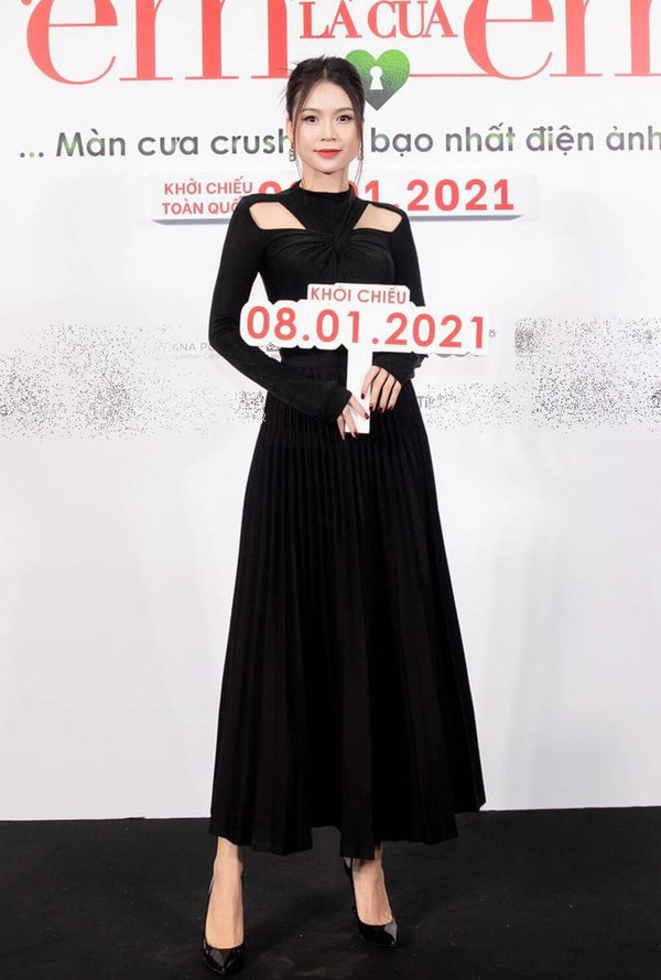 Thiết kế bó sát dễ dàng tôn lên đường cong mềm mại. Cùng với đó, khoảng cut – out vùng vai cũng khiến người mặc có được khoảng hở sexy nhưng không quá phô phang.