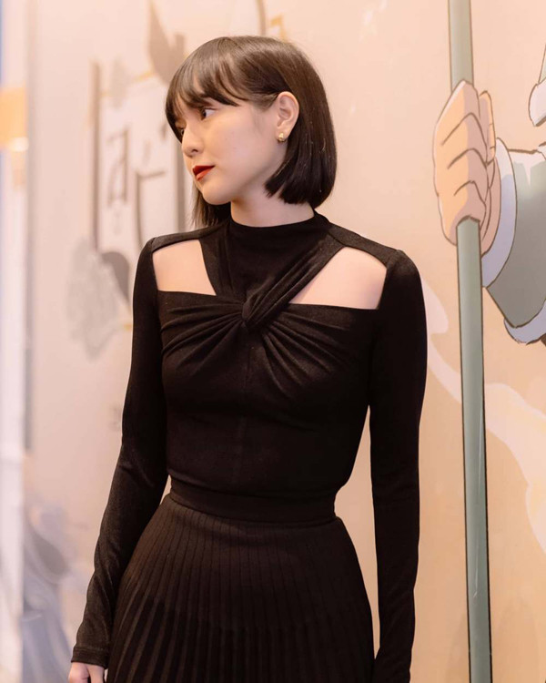 Được biết, mẫu áo đen ôm sát cơ thể này vốn là thiết kế đến từ Lespoir Studio. Chiếc áo có giá khá bình dân 1.350k.
