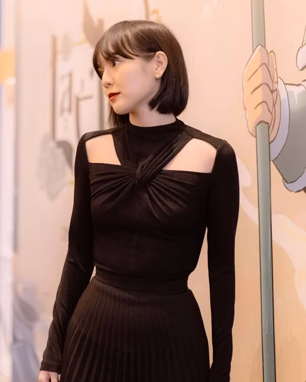 Được biết, mẫu áo đen ôm sát cơ thể này vốn là thiết kế đến từ Lespoir Studio. Chiếc áo có giá khá bình dân 1.350k.