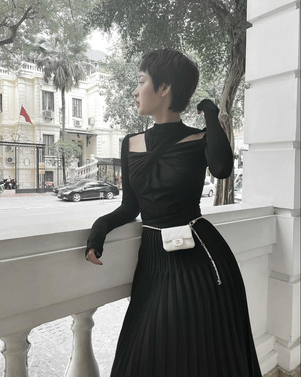 Hiền Hồ cũng ghi điểm khi phối váy đen, túi trắng đơn giản nhưng vẫn toát lên khí chất ngời ngời.