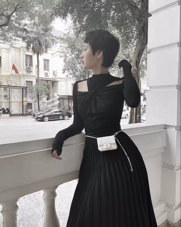 Hiền Hồ cũng ghi điểm khi phối váy đen, túi trắng đơn giản nhưng vẫn toát lên khí chất ngời ngời.