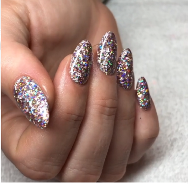 Ma Kết (22/12 – 19/1). Tùy vào tính cách, chuyên gia sắc đẹp chỉ ra cách chọn kiểu móng tay phù hợp với cung hoàng đạo. Ở đó, phụ nữ cung Ma Kết có tính kỷ luật, nghiêm túc, thiết thực, hợp với màu đen. Vậy nhưng, để năm mới hanh thông không “hắc ám”, chị em nên chọn bộ móng màu tối long lanh bắt mắt như này.